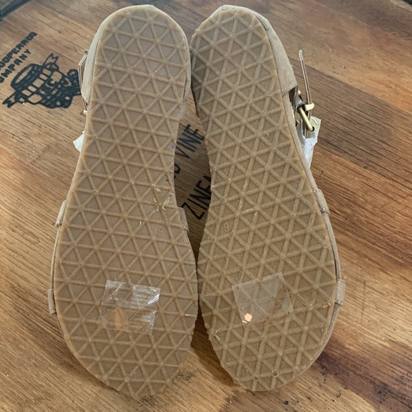 Kenneth Cole Reaction | NWOB Audra Struck Sand Fringe T-Strap Sandal 6 - Picture 17 of 17